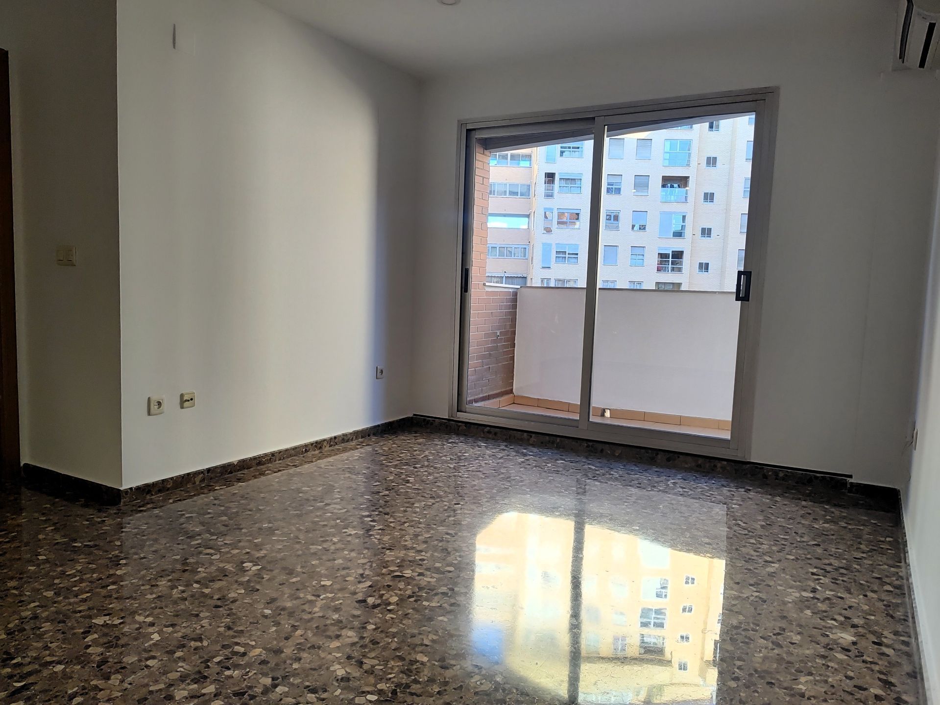 Vista exterior de Pis de lloguer en  Valencia Capital amb Aire condicionat i Piscina comunitària