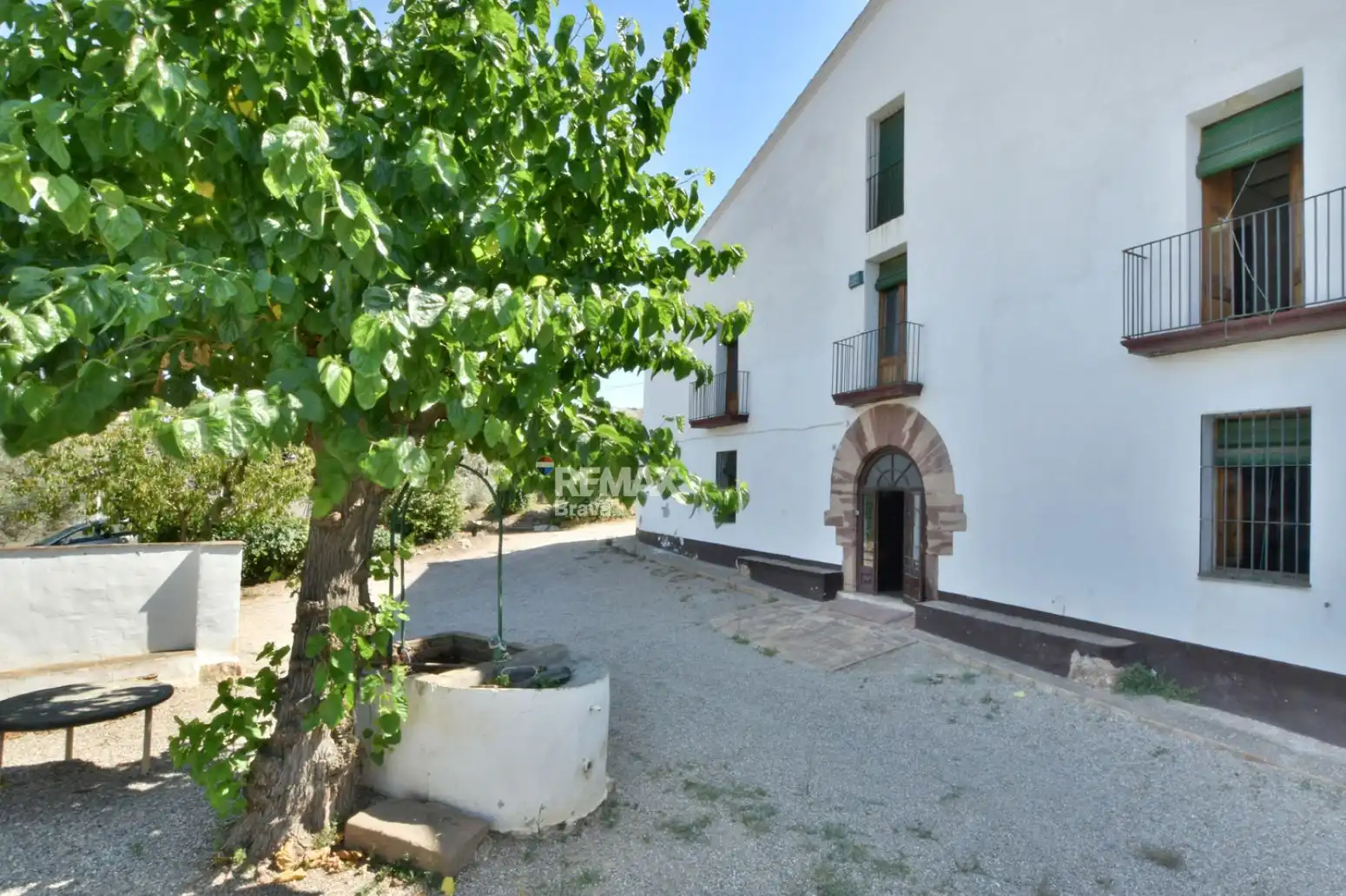 Vista exterior de Finca rústica en venda en Sant Andreu de la Barca amb Jardí privat