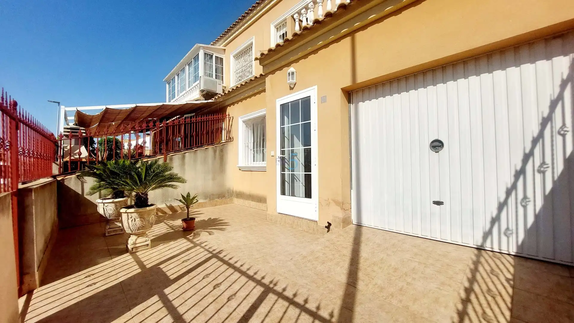 Vista exterior de Casa adosada en venda en Los Alcázares amb Terrassa, Moblat i Balcó