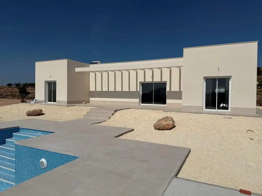 House with terrace for sale in El Pinós / Pinoso