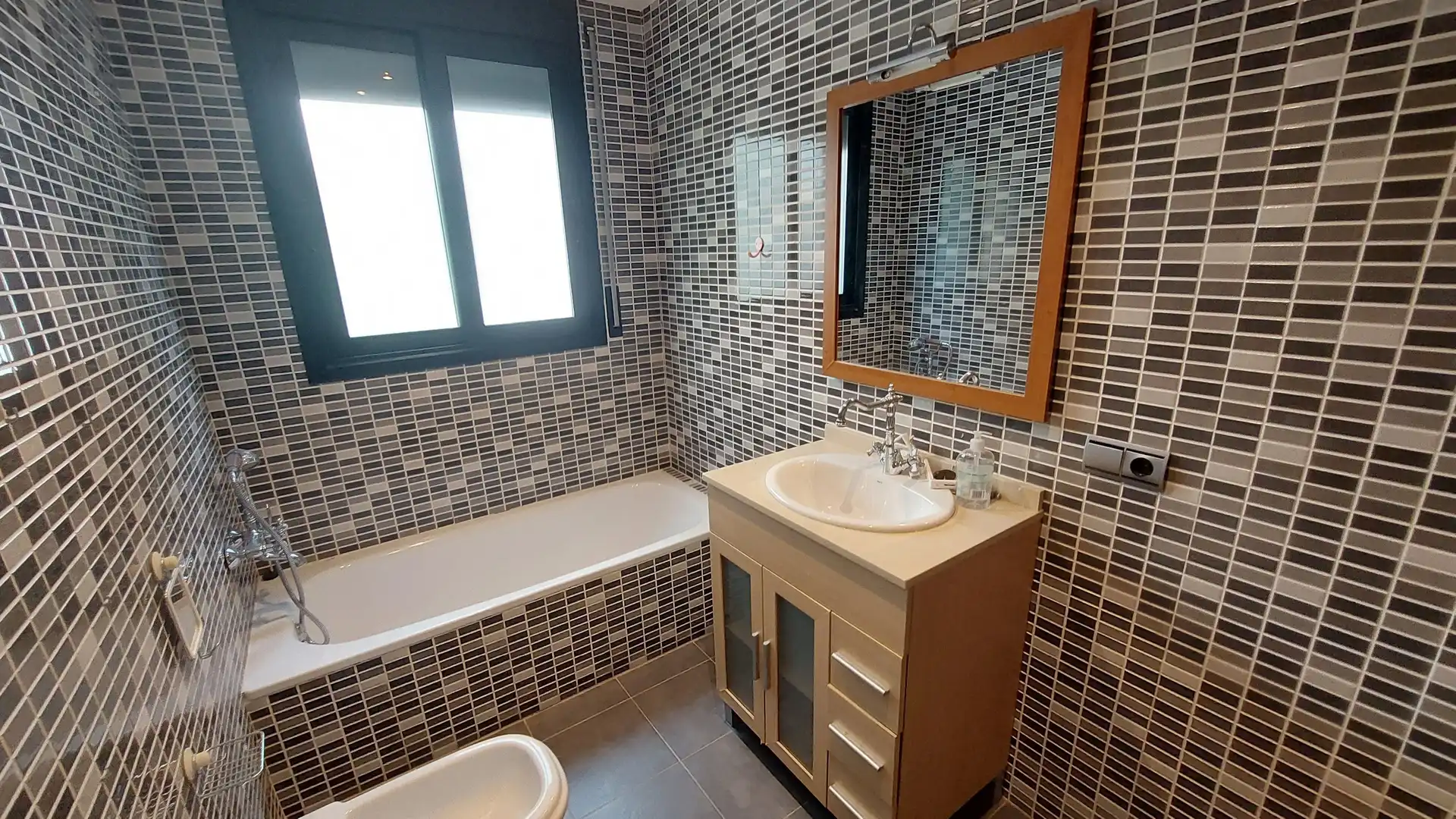 Badezimmer von Einfamilien-Reihenhaus zur Miete in Vilafranca del Penedès mit Klimaanlage, Heizung und Privatgarten