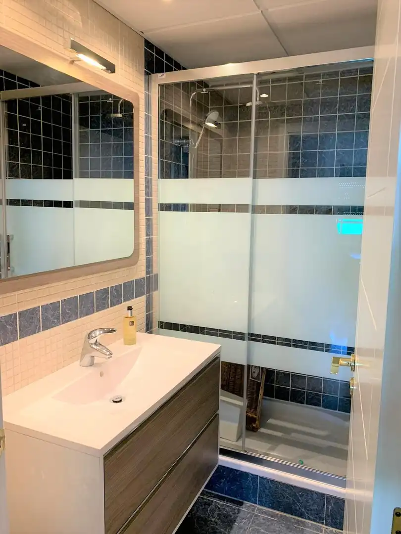 Badezimmer von Dachboden zum Verkauf in Estepona mit Klimaanlage, Heizung und Terrasse