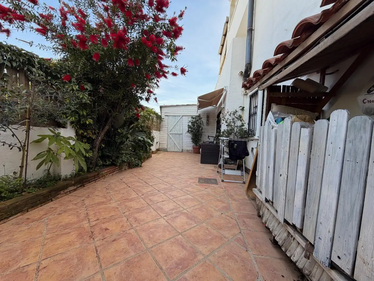 Vista exterior de Casa adosada en venda en Marbella amb Jardí privat, Terrassa i Balcó