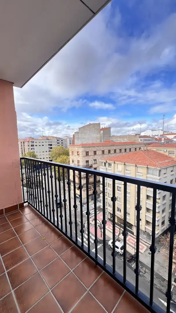 Außenansicht von Wohnung zur Miete in Salamanca mit Heizung, Terrasse und Balkon