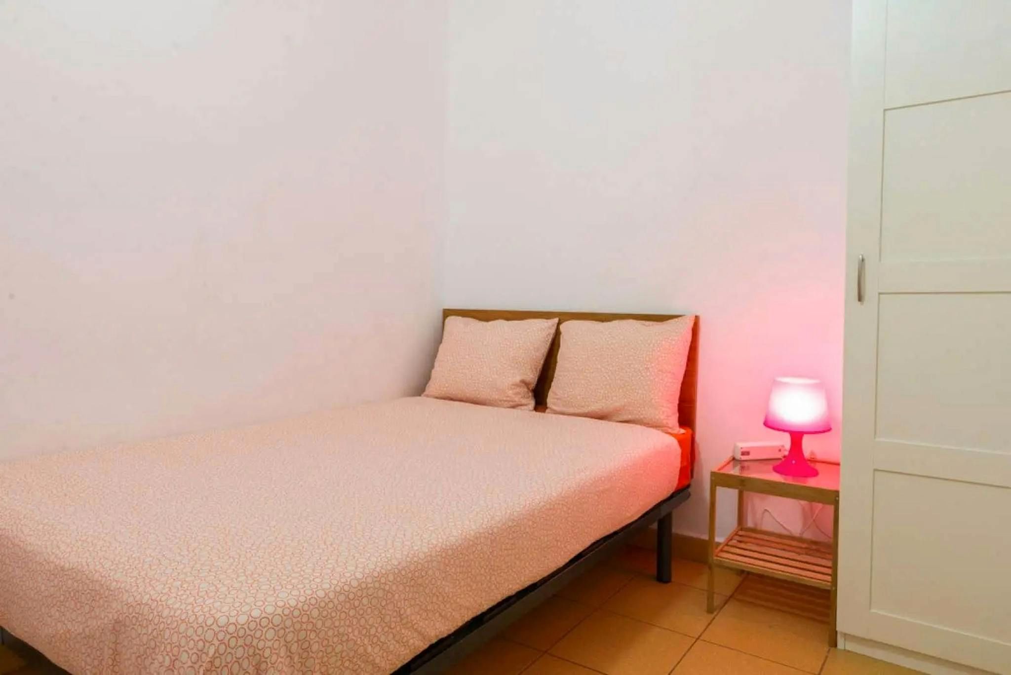 Bedroom of Flat to share in  Barcelona Capital  with Washing machine and TV