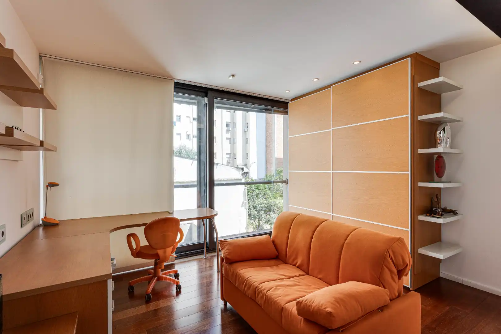 Sala de estar de Casa adosada en venta en Barcelona con Aire acondicionado, Calefacción y Jardín privado