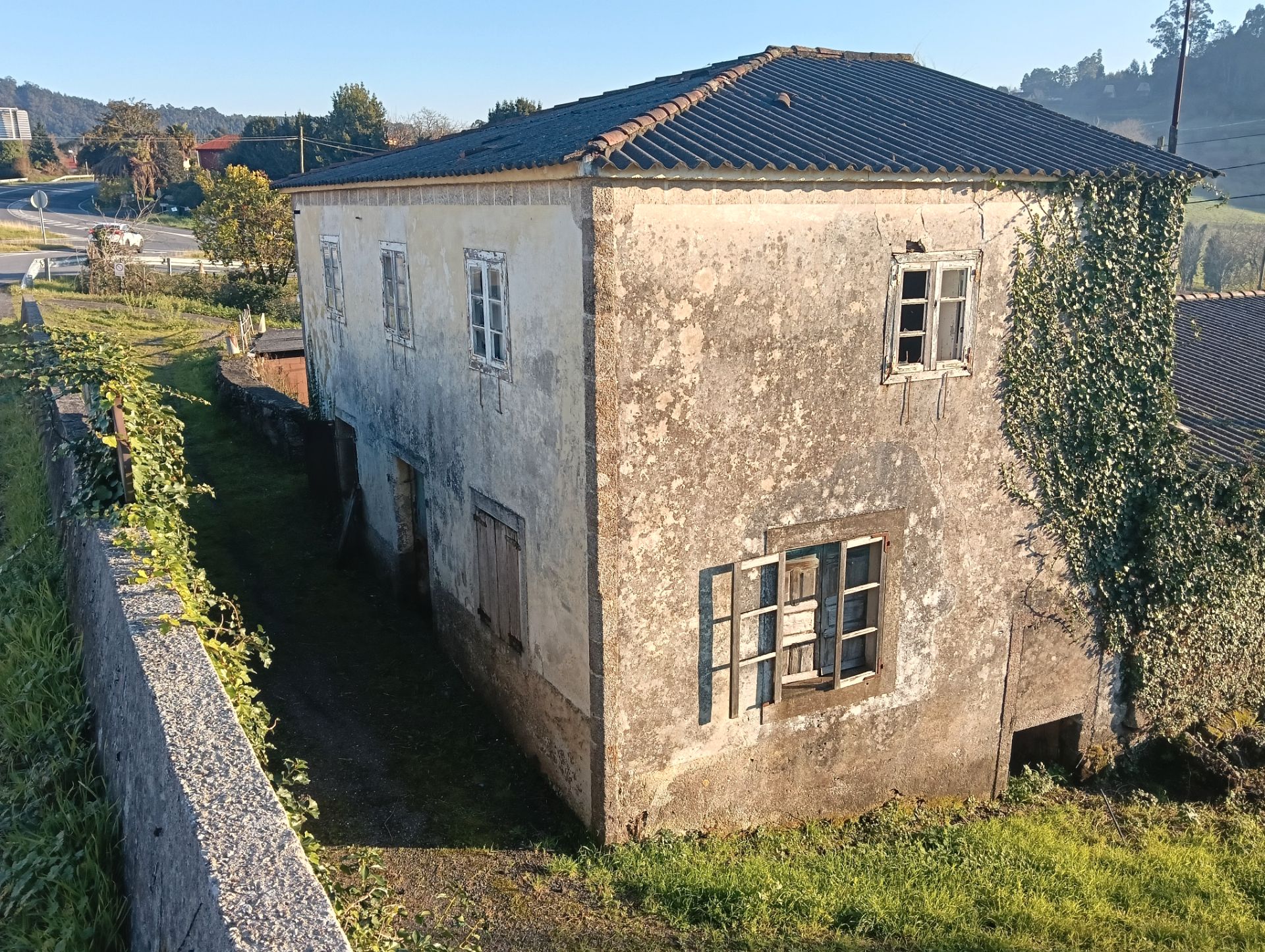 Vista exterior de Casa adosada en venda en Coirós amb Jardí privat