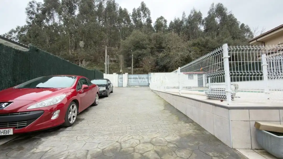 Parking de Casa o chalet en venta en Castro-Urdiales con Calefacción, Jardín privado y Terraza