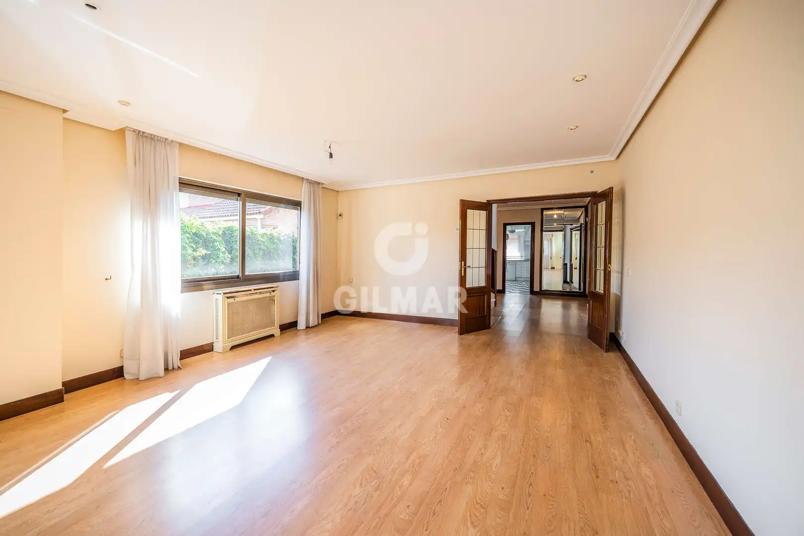 Sala d'estar de Casa adosada en venda en Madrid amb Calefacció, Jardí privat i Piscina