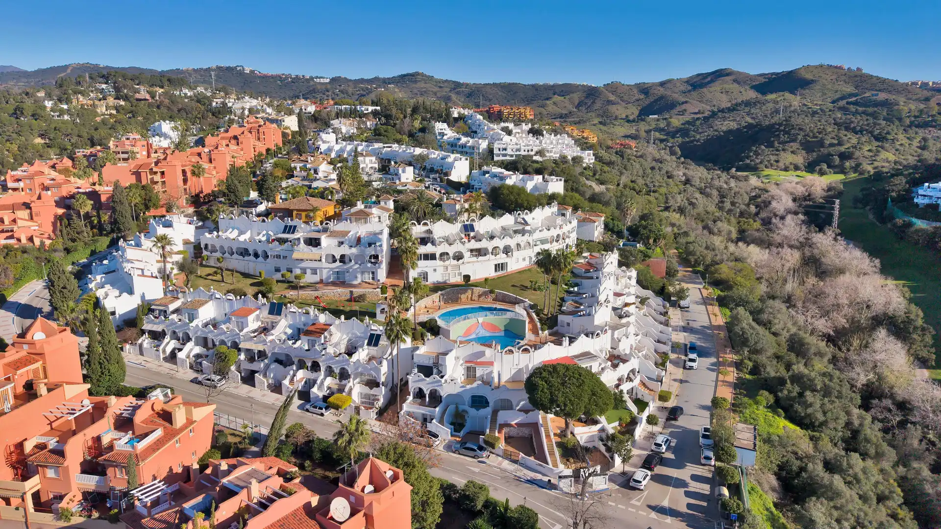 Vista exterior de Casa adosada en venda en Marbella amb Jardí privat i Piscina comunitària