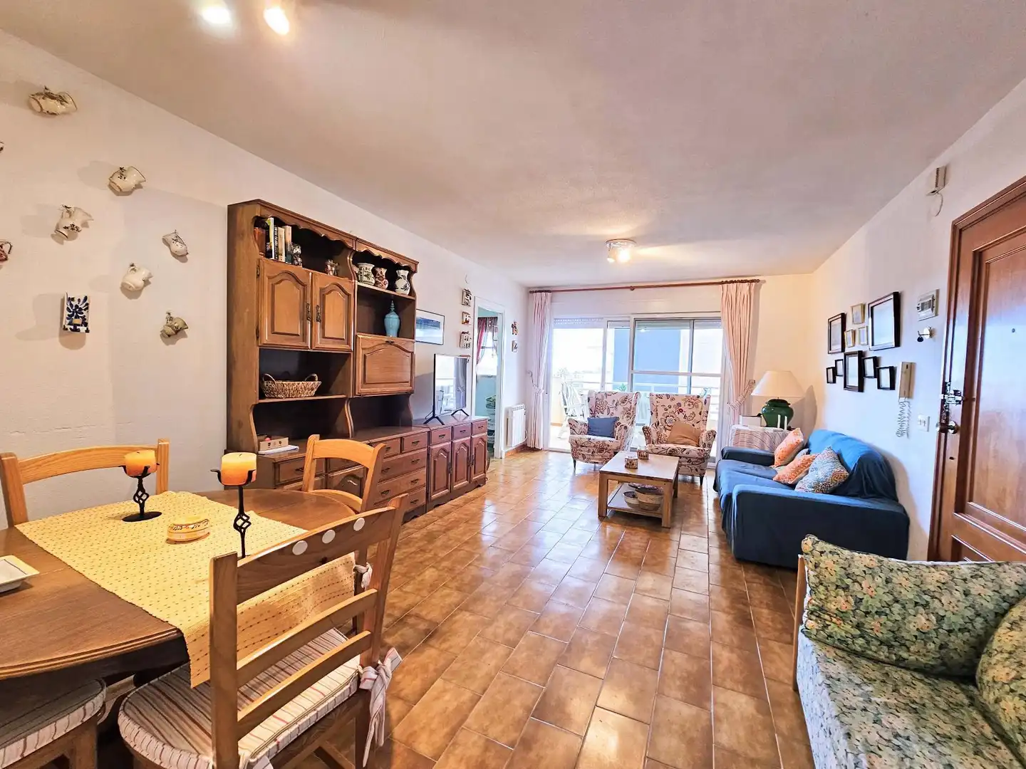 Sala d'estar de Apartament de lloguer en La Manga del Mar Menor amb Calefacció, Terrassa i Piscina comunitària