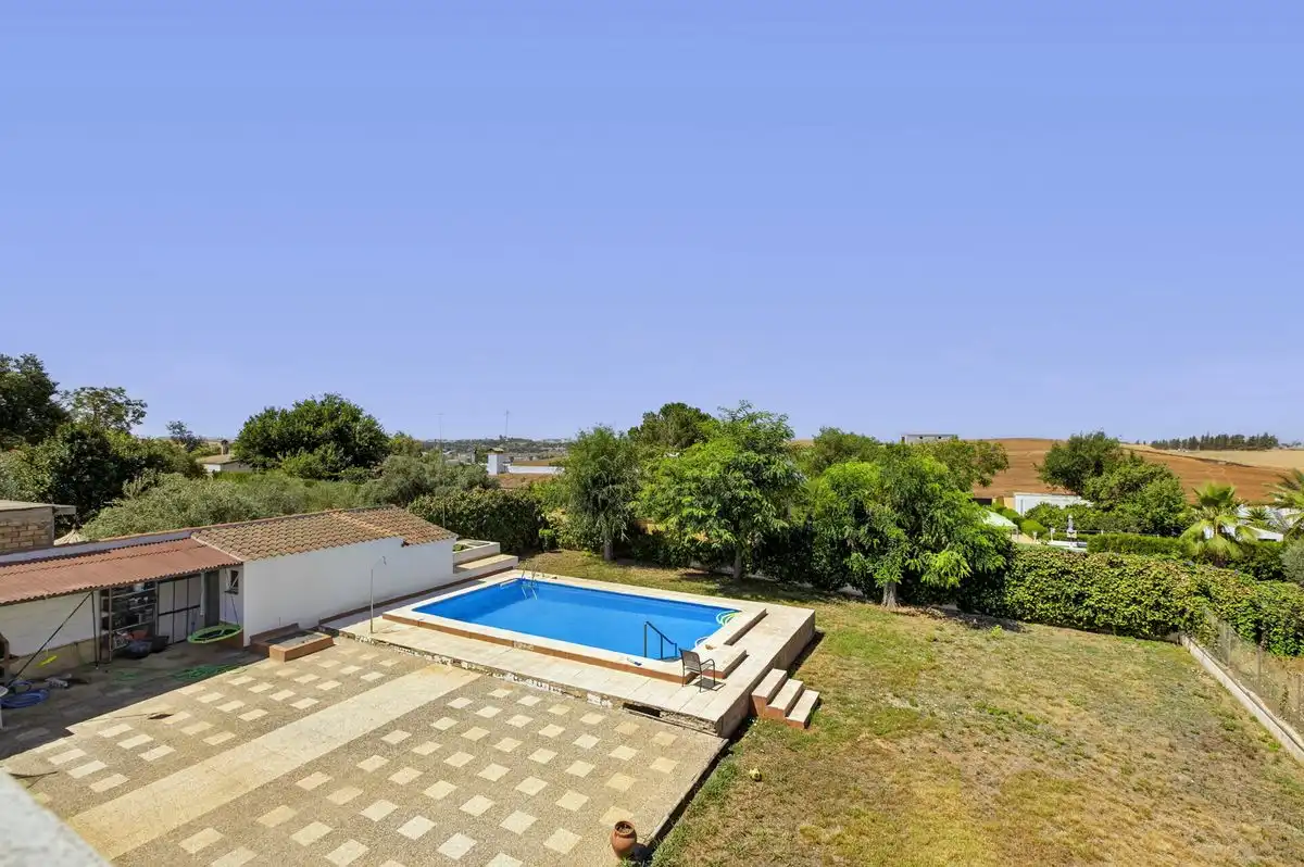 Piscina de Casa o xalet en venda en Carmona amb Aire condicionat, Calefacció i Jardí privat