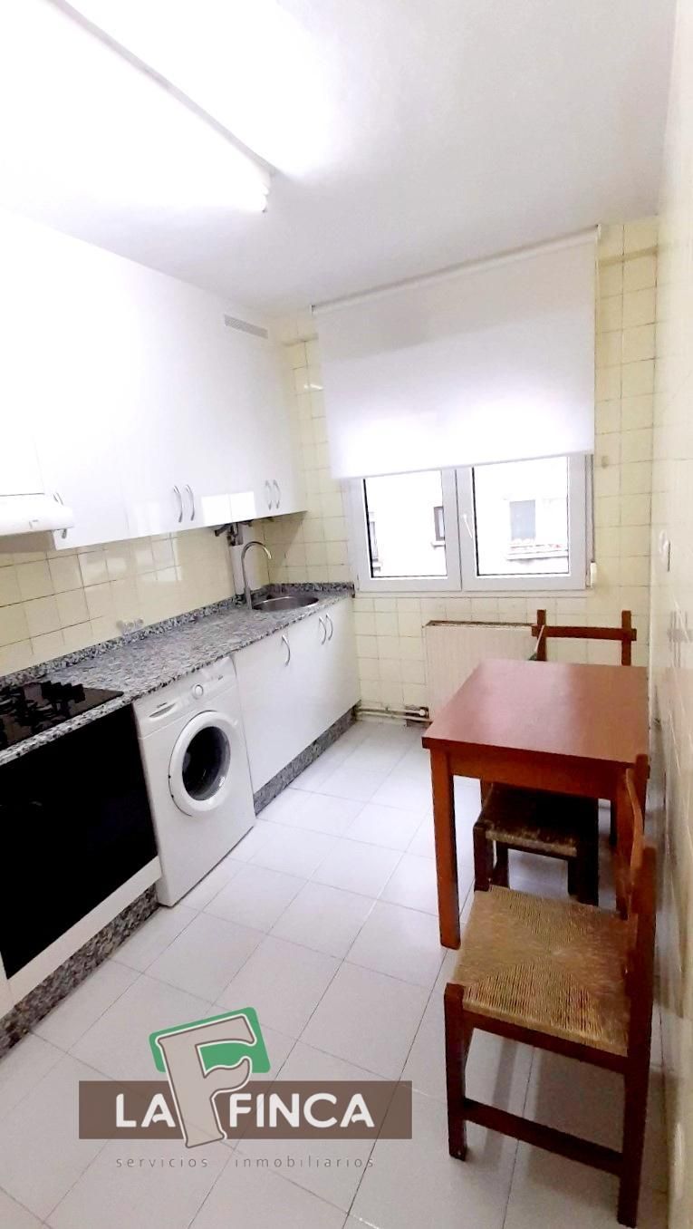 Cuina de Pis en venda en Oviedo  amb Calefacció, Parquet i Traster
