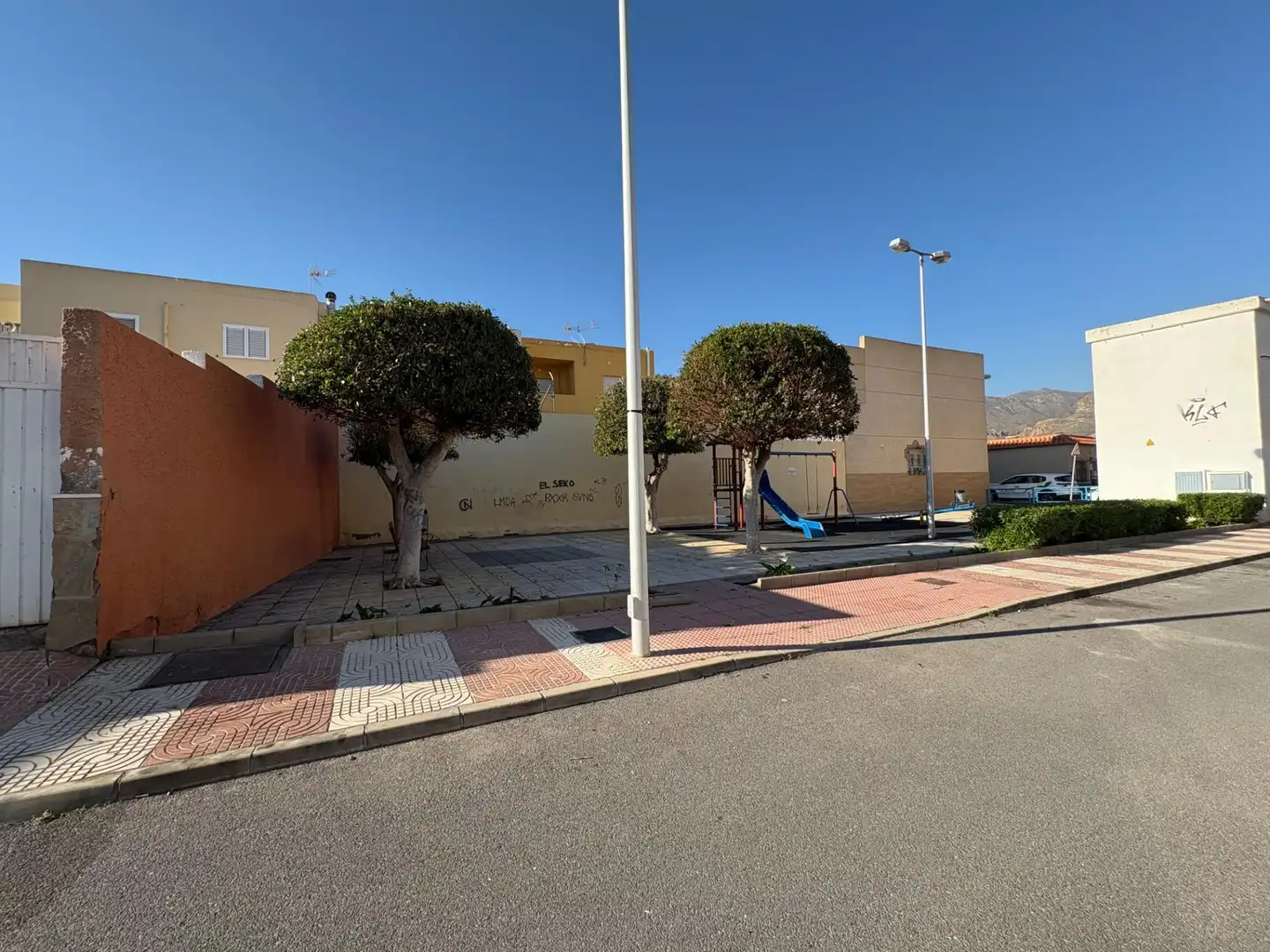 Vista exterior de Casa adosada en venta en Roquetas de Mar con Aire acondicionado, Jardín privado y Terraza