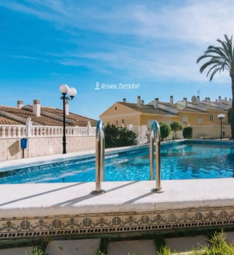 Vista exterior de Casa adosada en venta en Elche / Elx con Aire acondicionado, Calefacción y Terraza