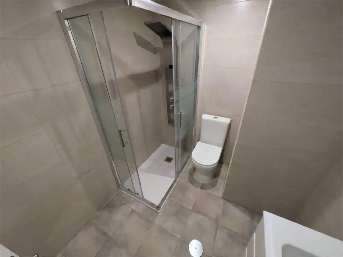 Badezimmer von Wohnungen zum Verkauf in Estepona mit Schwimmbad