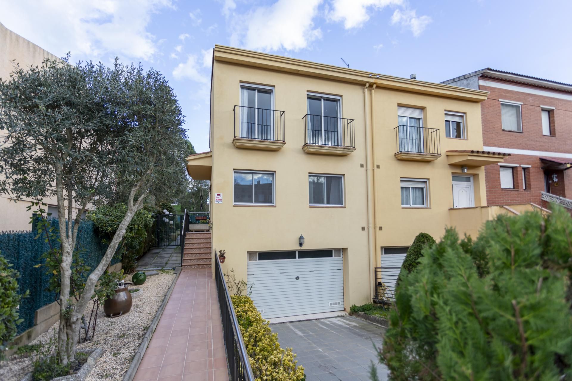 Vista exterior de Casa adosada en venda en Caldes de Malavella amb Calefacció i Terrassa