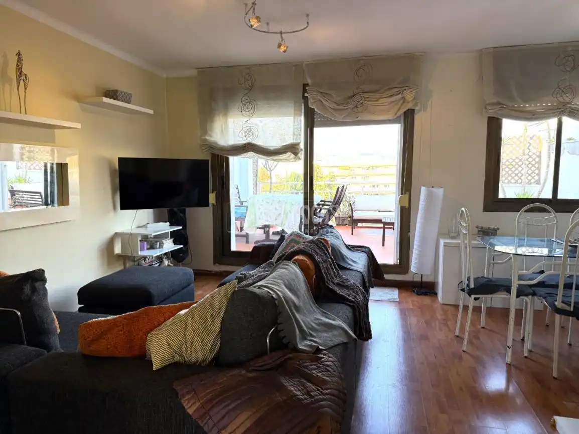 Wohnzimmer von Dachboden zum Verkauf in Vilanova i la Geltrú mit Parkett, Terrasse und Möbliert