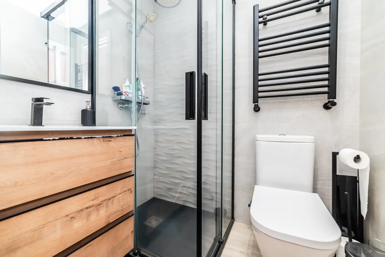 Bathroom of Flat for sale in Leganés  with Air Conditioner, Heating and Storage room