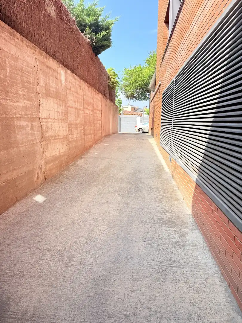 Parking of Garage for sale in Tiana  with Alarm