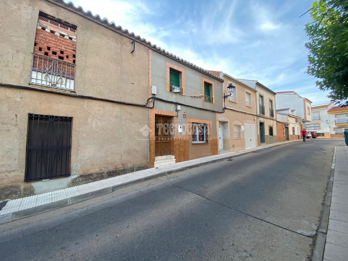 Vista exterior de Casa adosada en venta en Argamasilla de Calatrava con Aire acondicionado y Calefacción