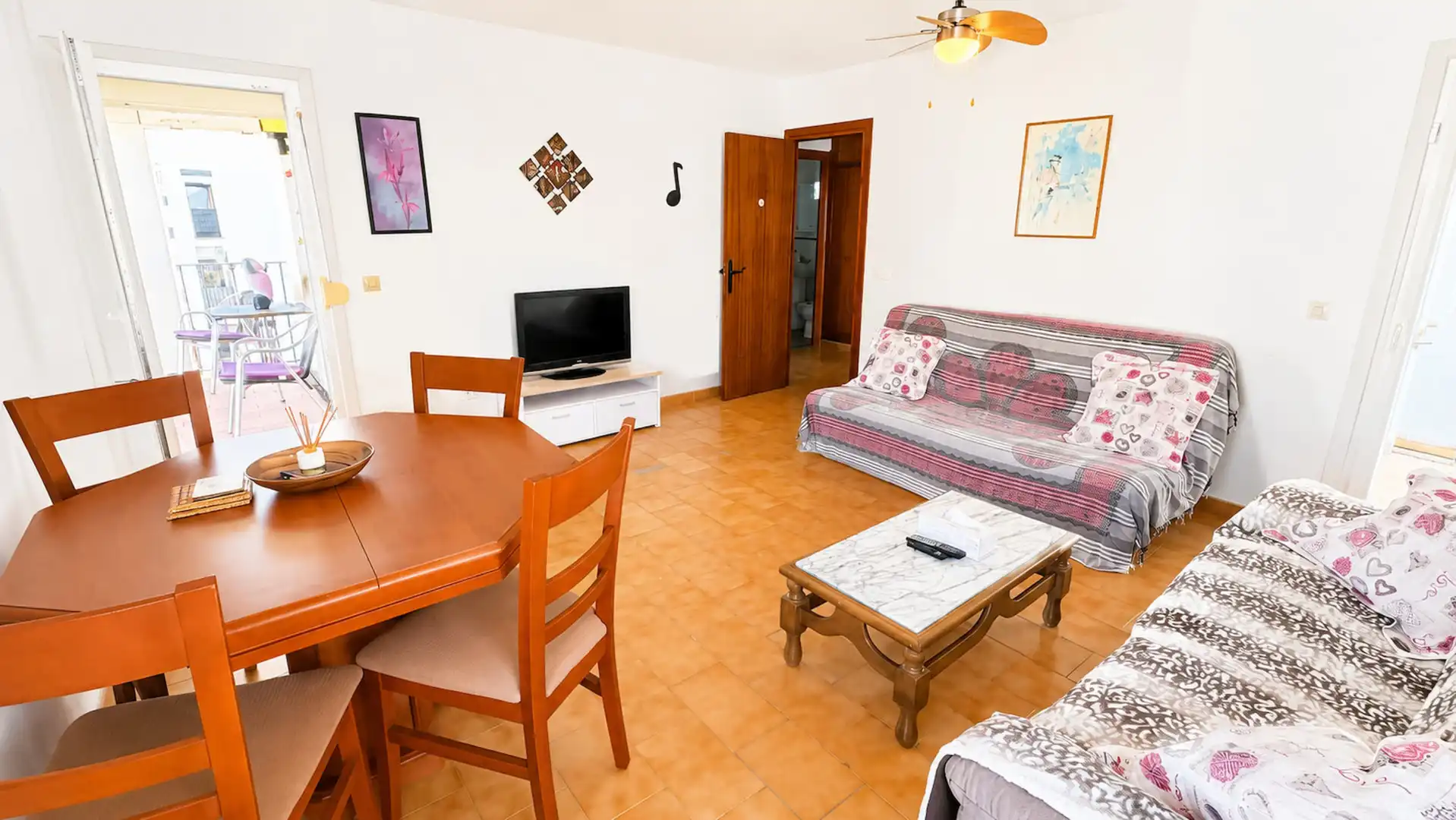 Wohnzimmer von Wohnungen zum Verkauf in Manilva mit Terrasse, Schwimmbad und Möbliert