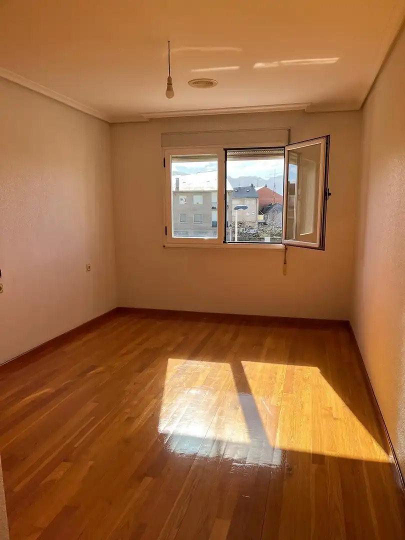Dormitori de Casa o xalet en venda en Ponferrada amb Parquet