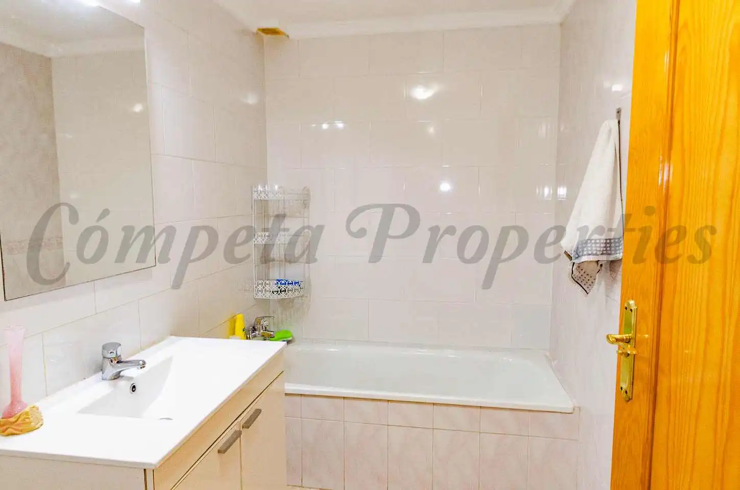 Baño de Piso en venta en Cómpeta con Aire acondicionado, Horno y Microondas