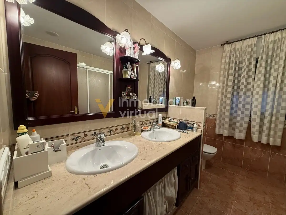 Baño de Piso en venta en Cabra con Aire acondicionado, Calefacción y Amueblado