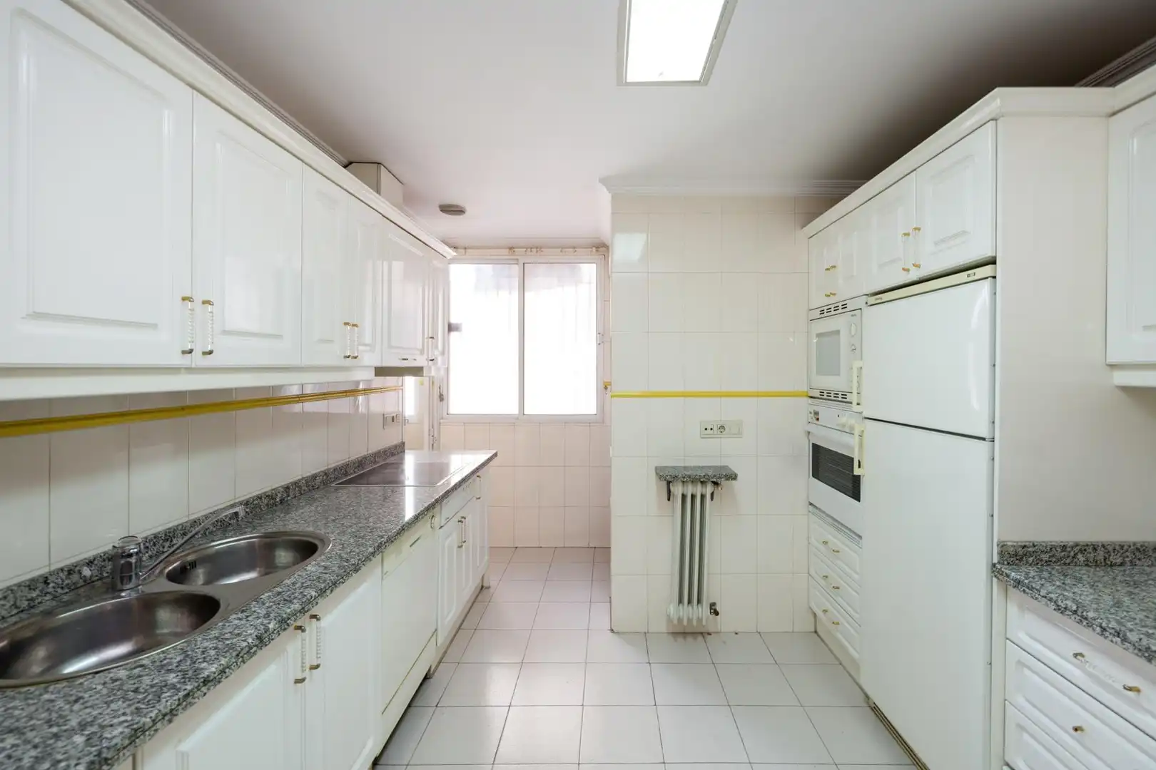 Kitchen of Flat for sale in Granada