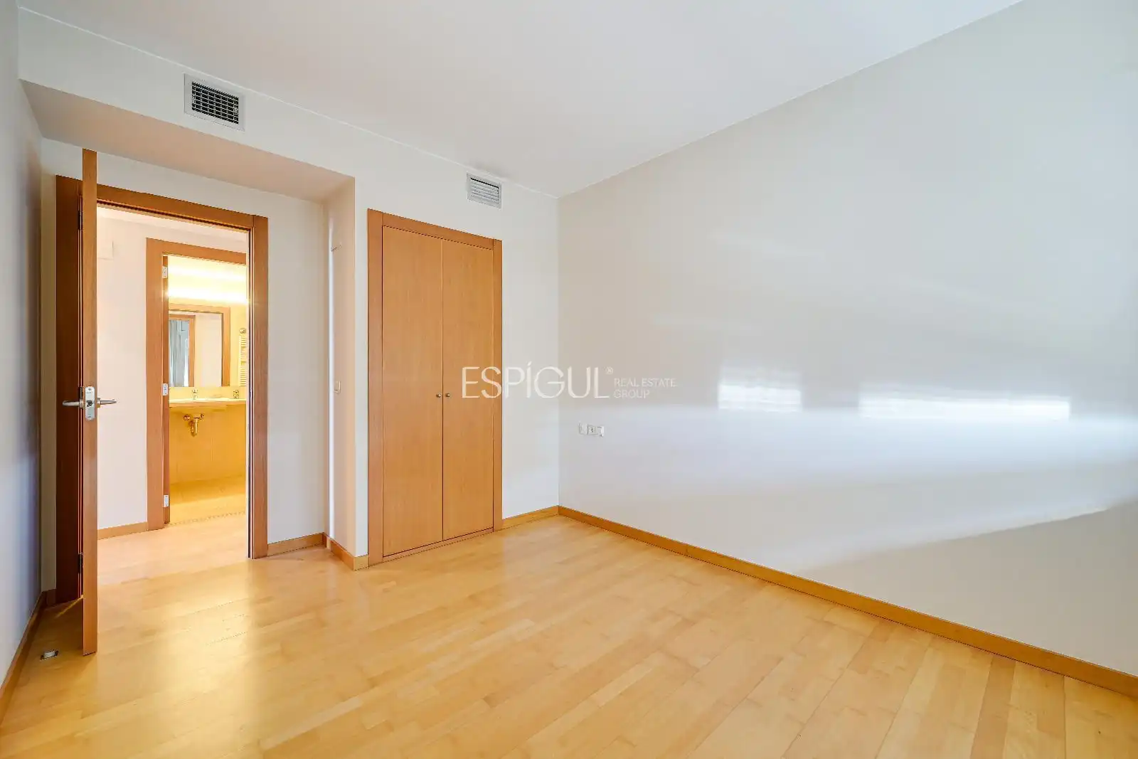 Bedroom of Attic for sale in Girona  with Air Conditioner, Heating and Terrace