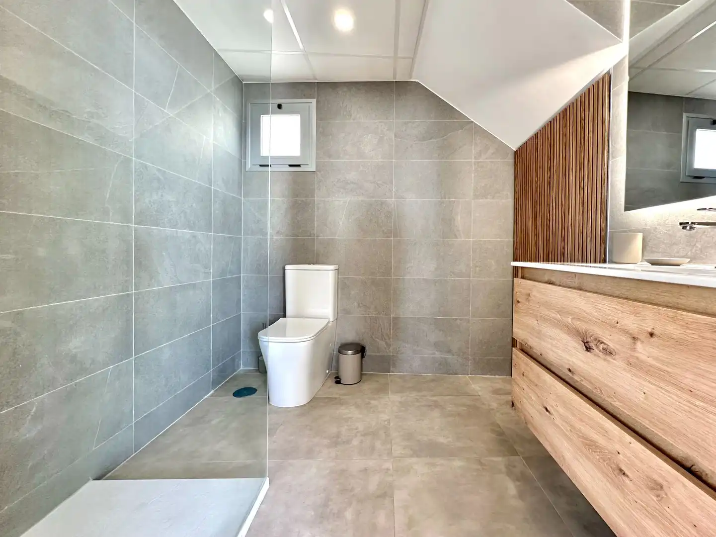 Badezimmer von Dachboden zum Verkauf in Almuñécar mit Klimaanlage, Terrasse und Schwimmbad