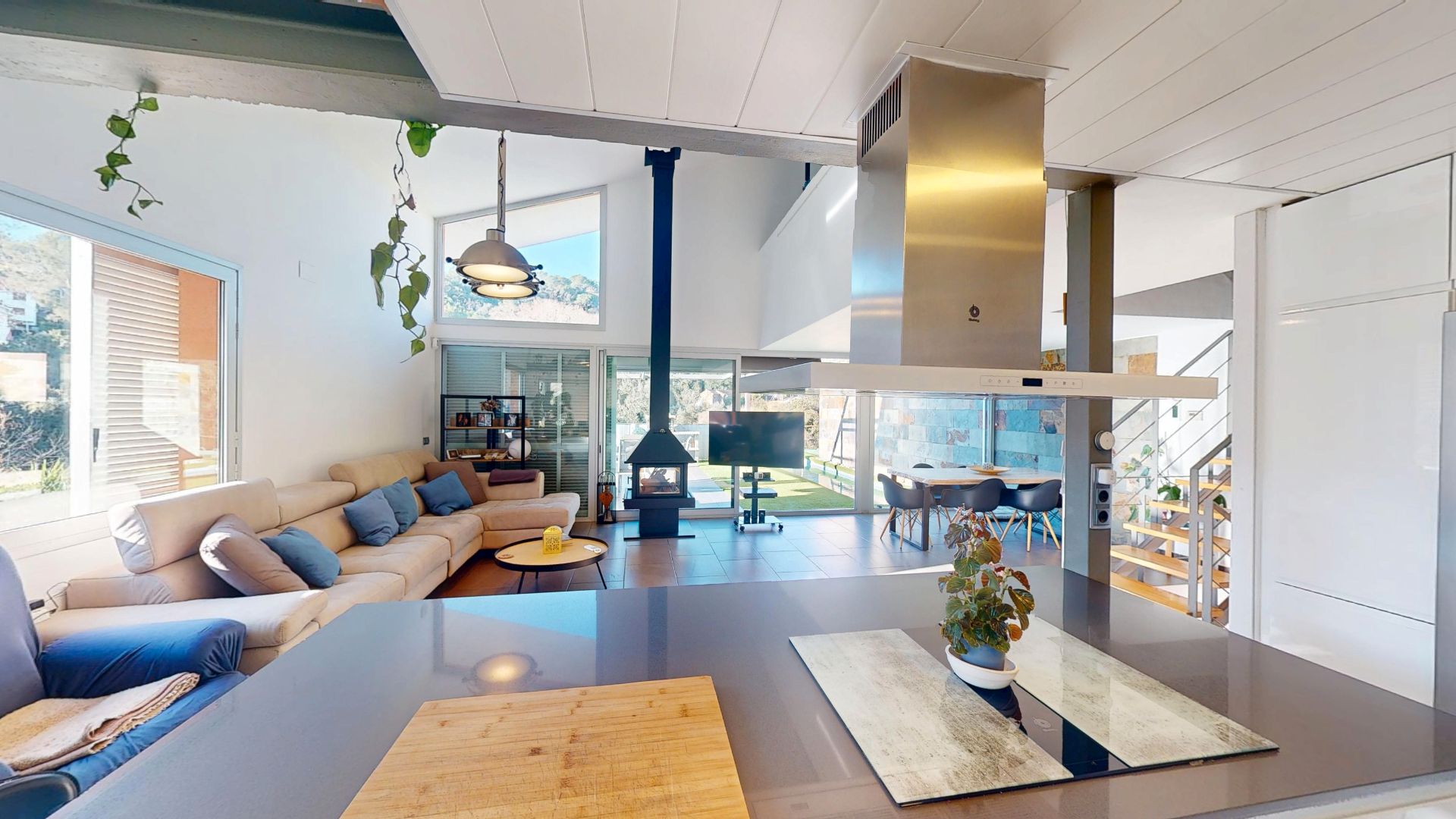 Sala de estar de Casa o chalet en venta en Castellví de Rosanes con Aire acondicionado, Calefacción y Parquet