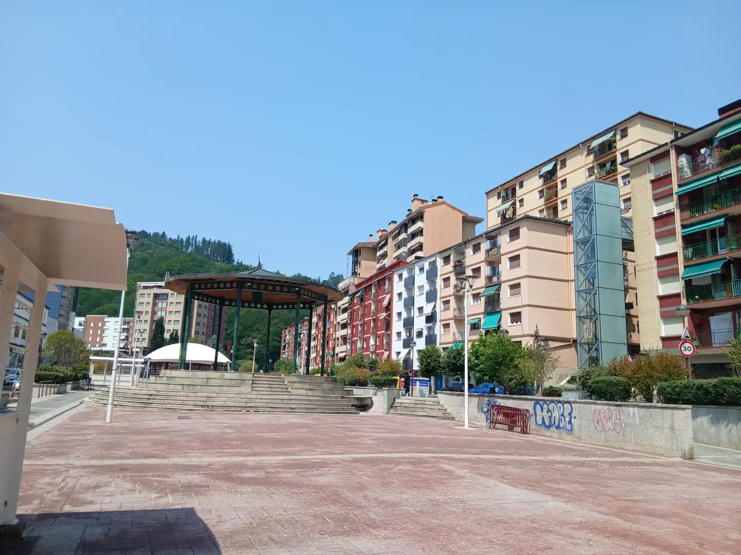 Vista exterior de Pis en venda en Ermua amb Calefacció, Parquet i Forn