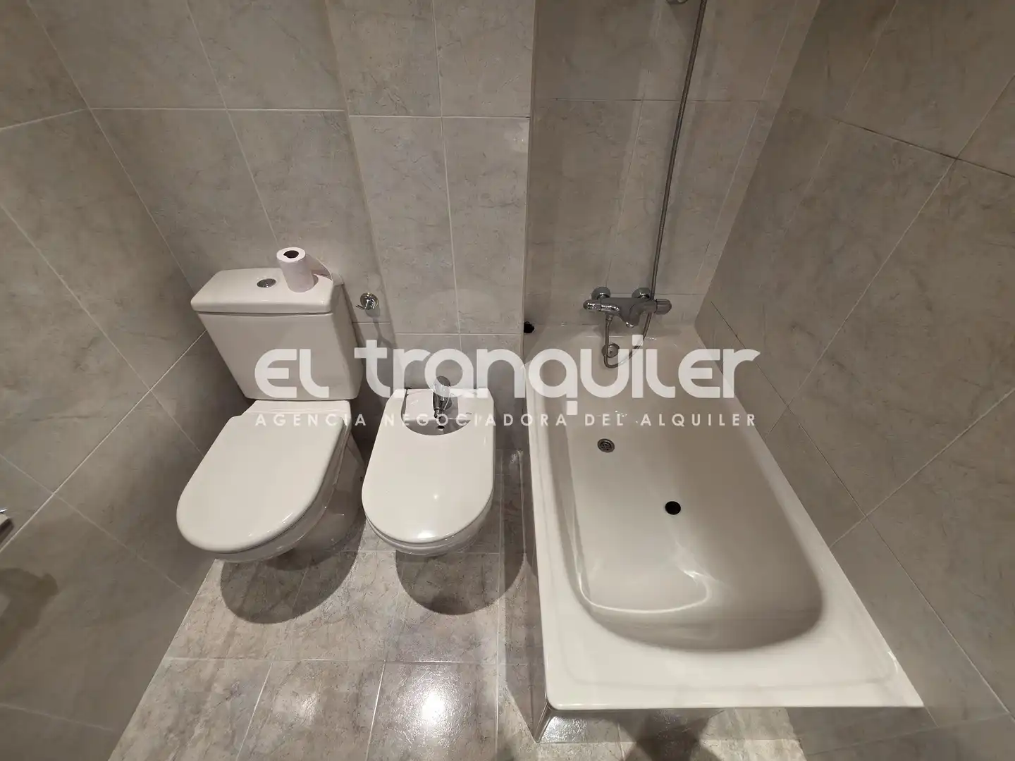 Bathroom of Flat for rent in Madrid  with Air Conditioner, Parquet flooring and Terrace