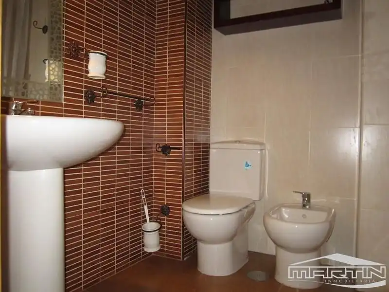 Baño de Piso de alquiler en Lucena con Aire acondicionado, Terraza y Trastero