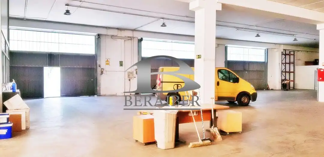 Parking of Industrial buildings for rent in Zaratamo