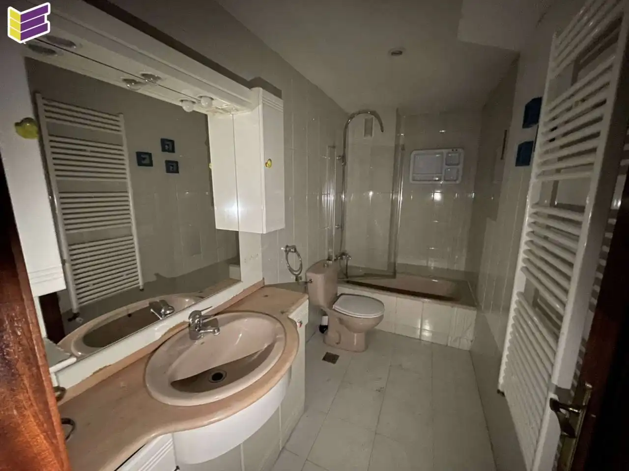 Bathroom of Flat for sale in Vigo   with Heating, Parquet flooring and Terrace