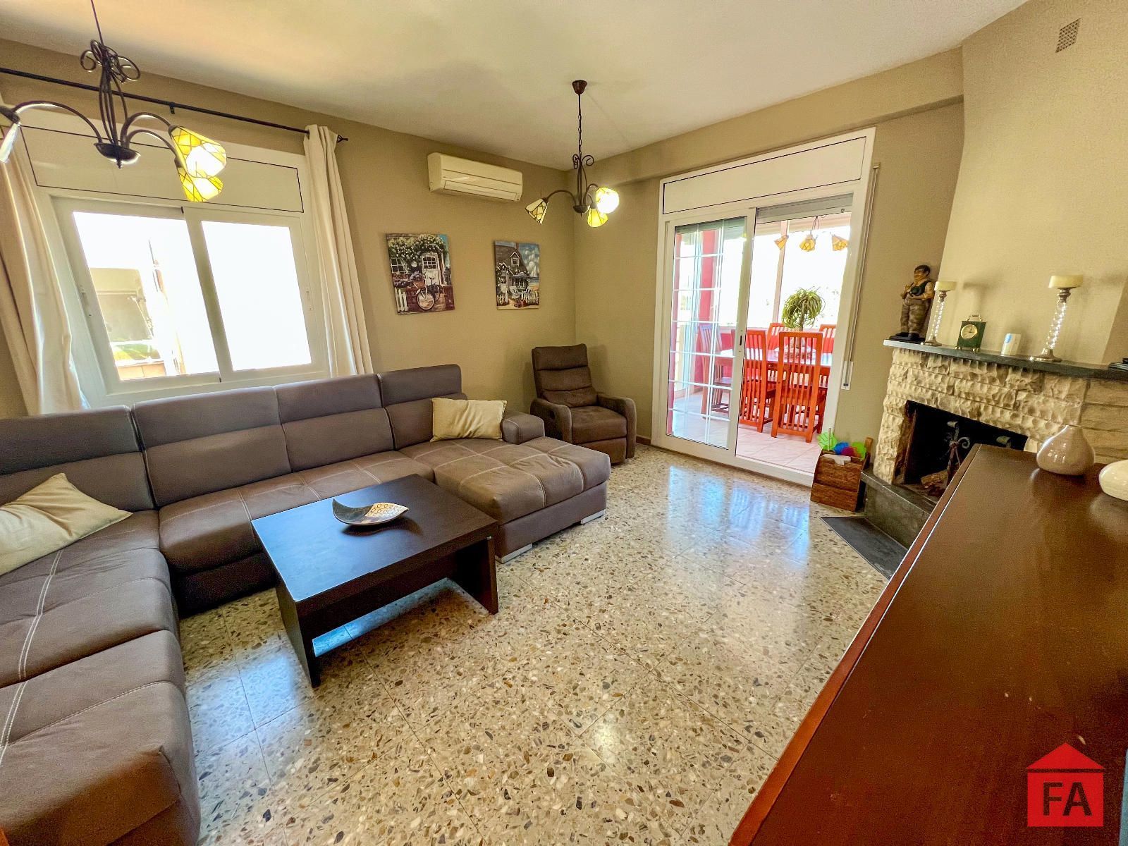 Sala d'estar de Casa o xalet en venda en Albinyana amb Aire condicionat, Calefacció i Terrassa