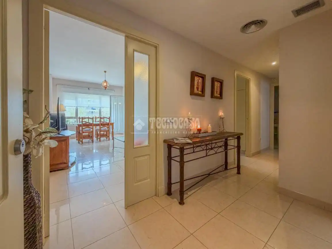 Wohnung zum Verkauf in Rota mit Klimaanlage, Terrasse und Abstellraum