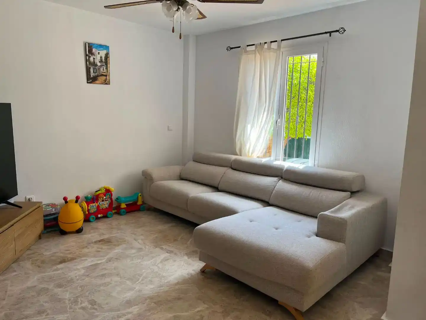 Sala d'estar de Pis de lloguer en Mutxamel amb Aire condicionat, Jardí privat i Piscina