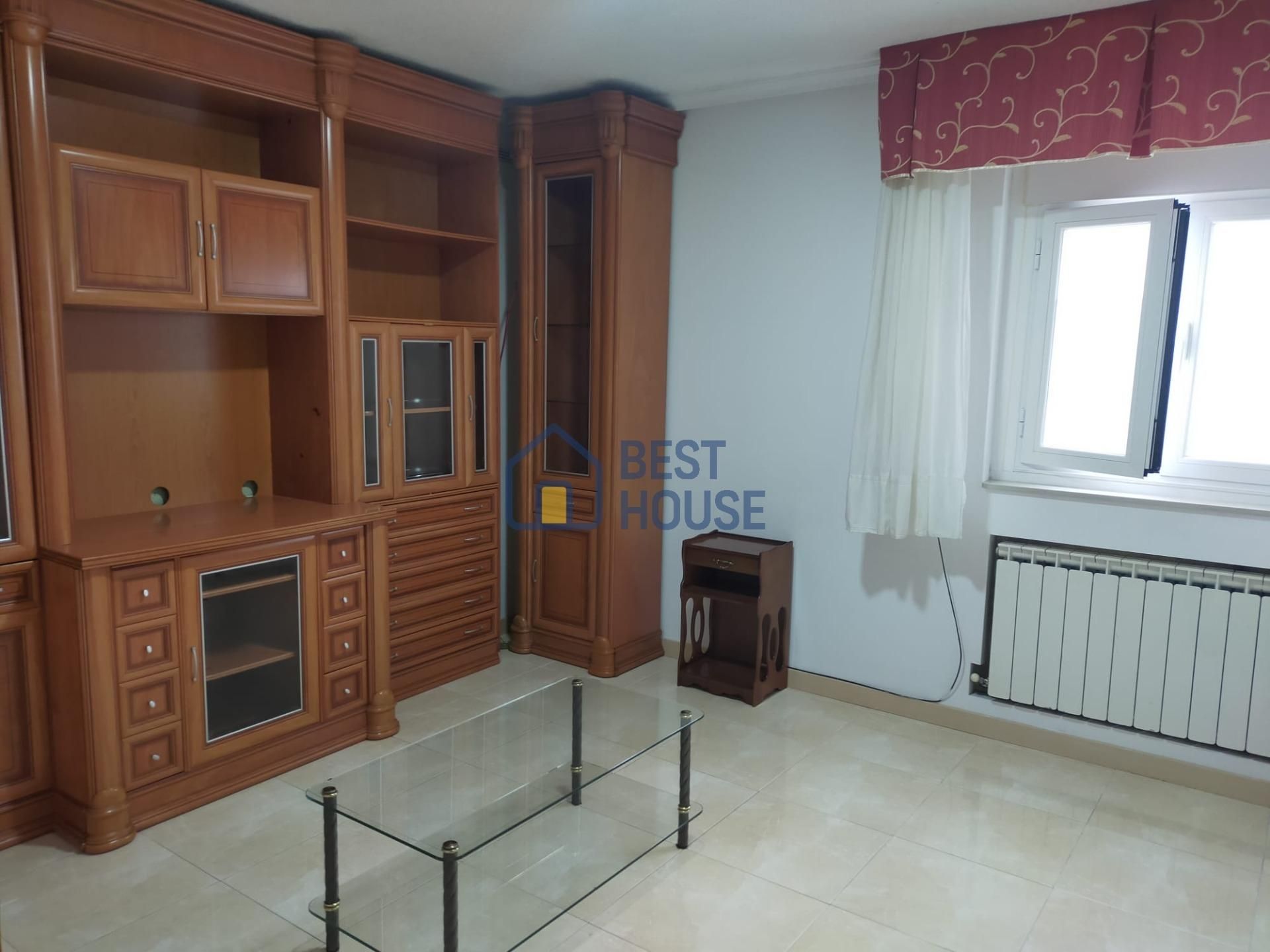 Sala d'estar de Apartament en venda en León Capital  amb Calefacció, Traster i Moblat