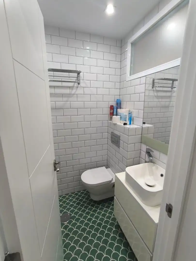 Baño de Estudio de alquiler en Estepona con Aire acondicionado, Calefacción y Jardín privado