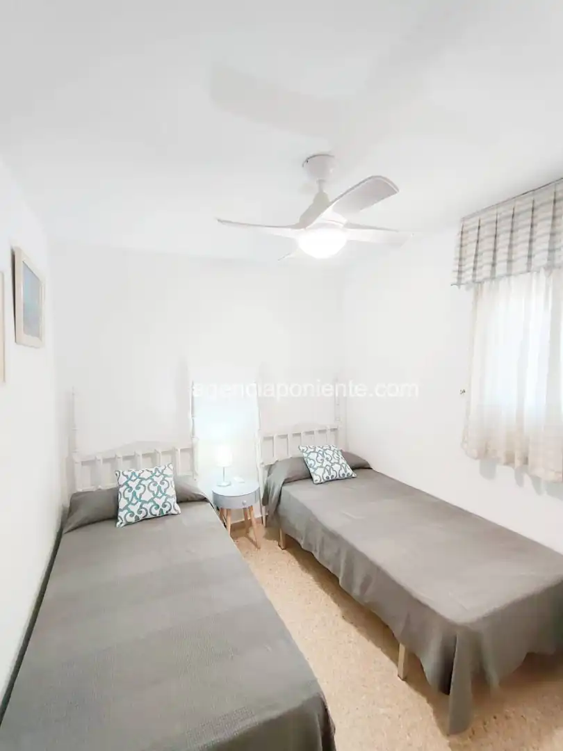 Dormitori de Apartament de lloguer en Benidorm amb Aire condicionat, Calefacció i Terrassa