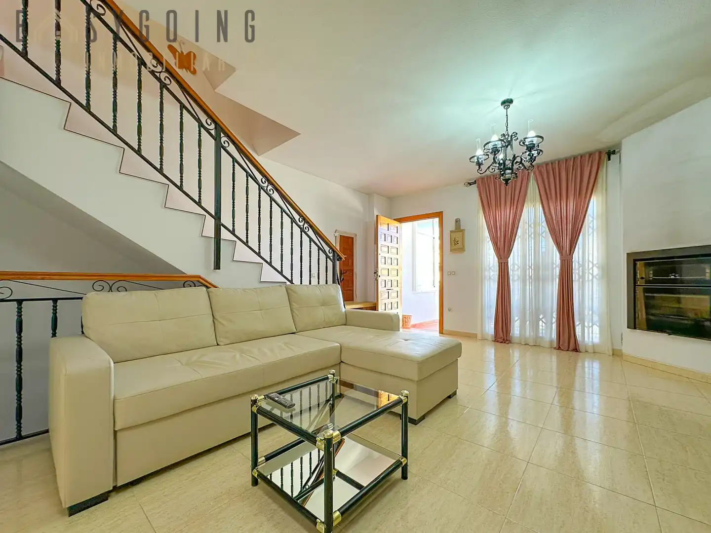 Wohnzimmer von Einfamilien-Reihenhaus zum Verkauf in Santa Pola mit Klimaanlage, Terrasse und Gemeinschaftspool