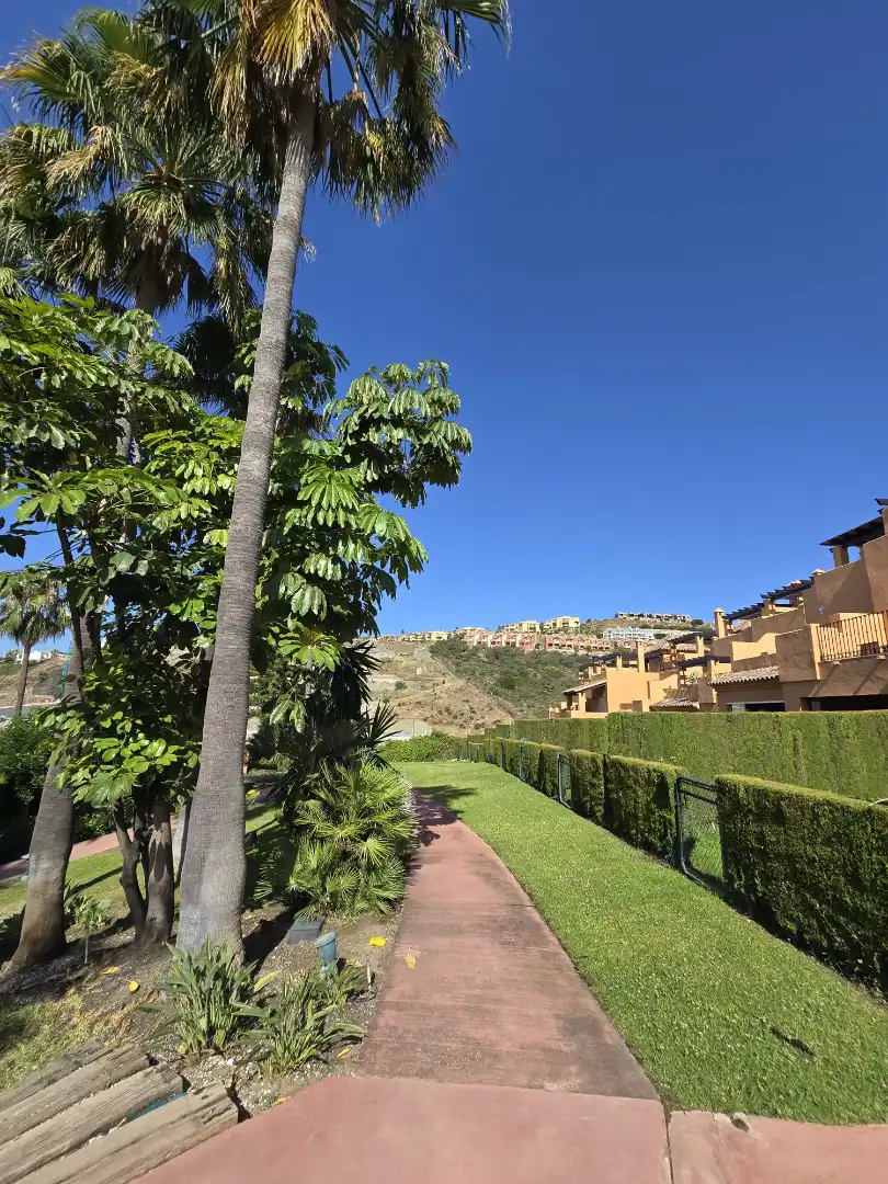 Vista exterior de Casa adosada en venta en Benahavís con Aire acondicionado, Jardín privado y Terraza
