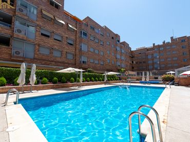 Pis amb piscina en venda a Calle de los Sueños