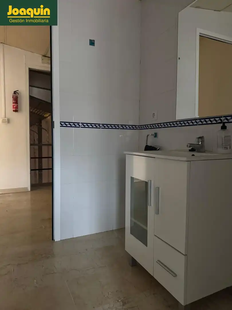 Bathroom of Industrial buildings for rent in Sevilla