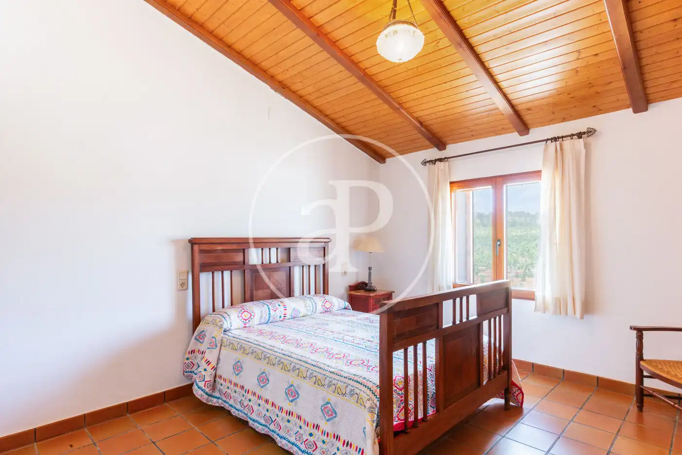 Dormitori de Finca rústica en venda en Requena amb Aire condicionat, Calefacció i Jardí privat