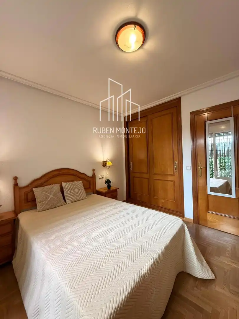 Dormitori de Apartament de lloguer en Salamanca amb Calefacció, Terrassa i Moblat